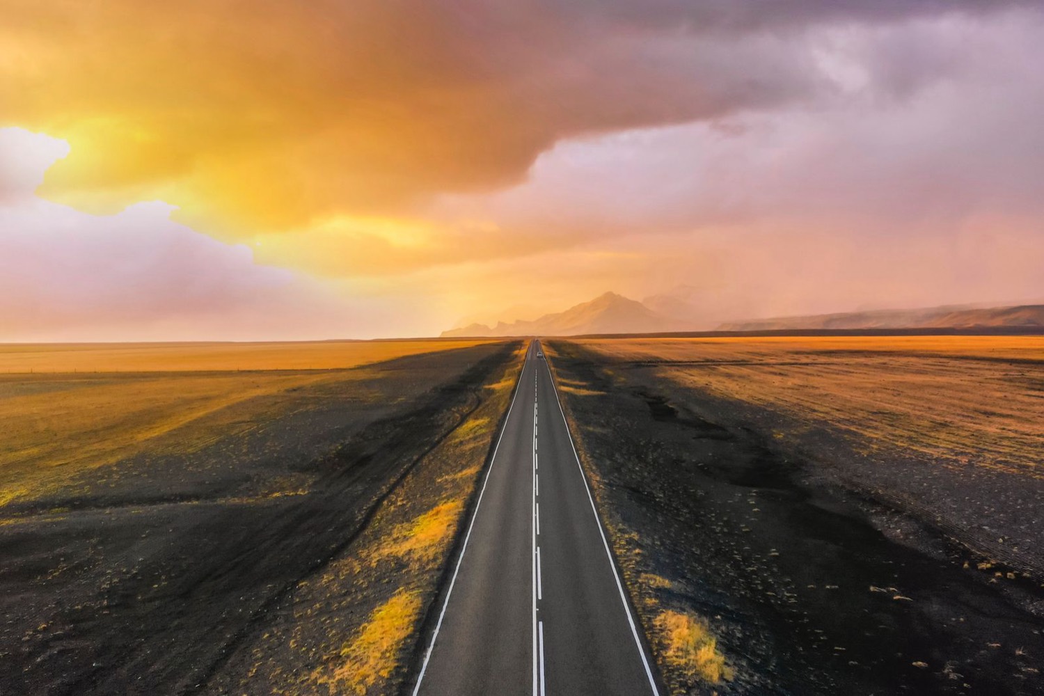 Açık araziden geçen yeni bölünmüş yol