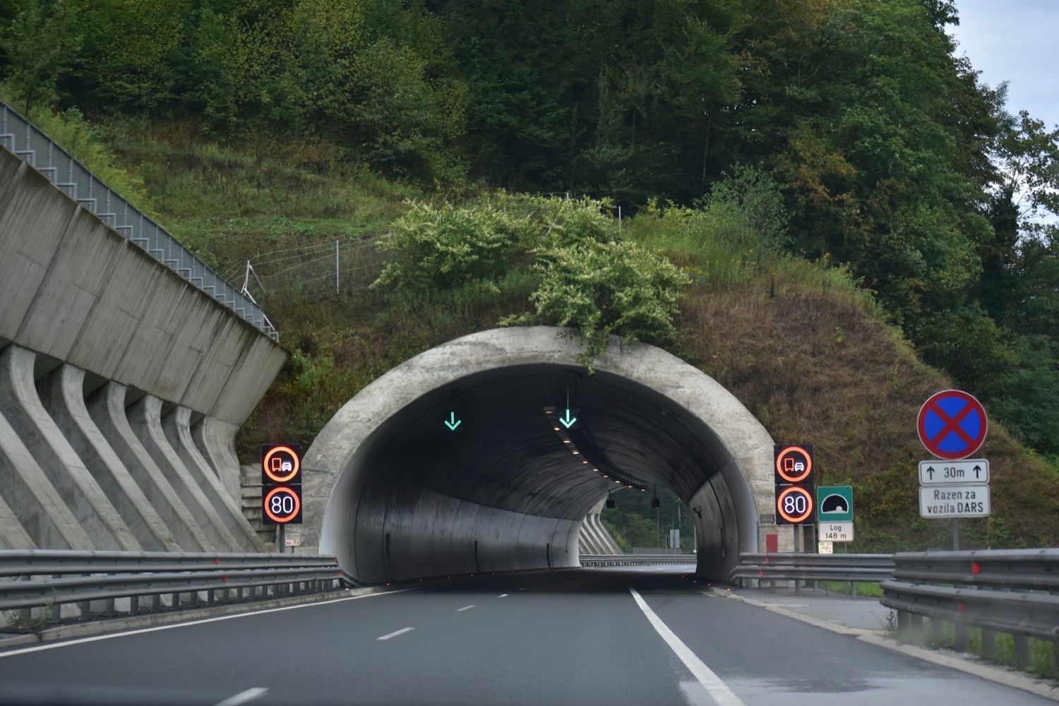 Karayolu geçiş işleri: betonarme tünel portalı ve düzenlenmiş yaklaşım yolu