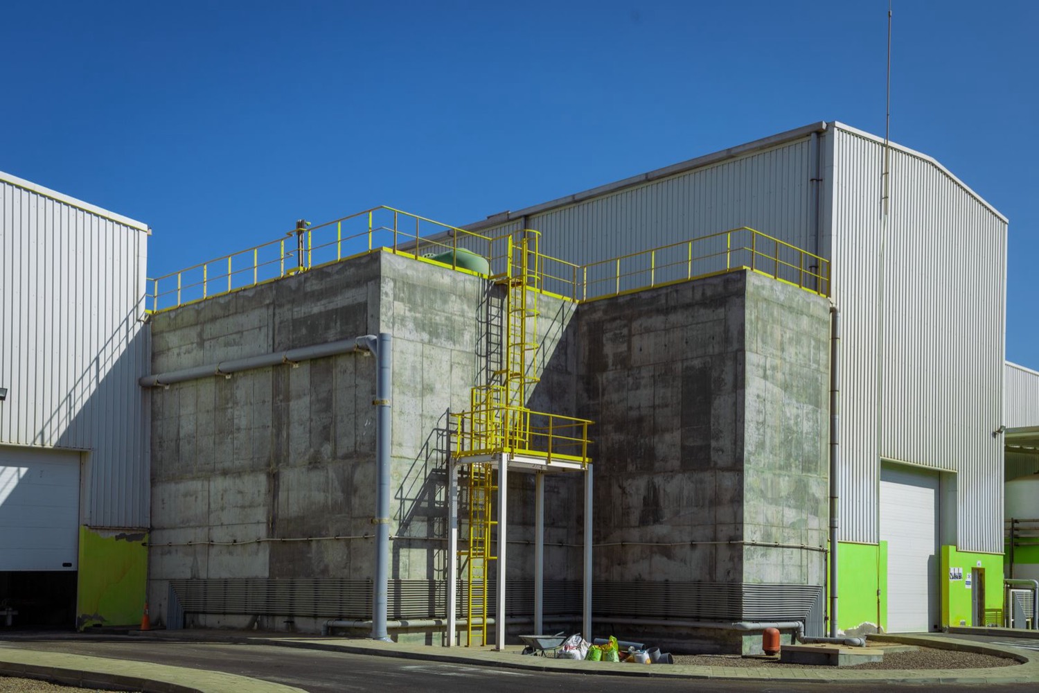 Beton cepheli ve metal kaplamalı binalardan oluşan endüstriyel üretim tesisinin dış görünümü